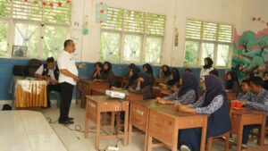 Lindungi Sekolah Dari Penyalahgunaan Narkoba BNNK OKI Lakukan Tes Urine dan Penyuluhan di SMPN 4 Jejawi OKI